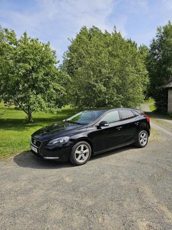 Svart Begagnad 2016 Volvo V40 Kinetic Kombi | 120 000 kr (Lite dyr) - Bild 1/4