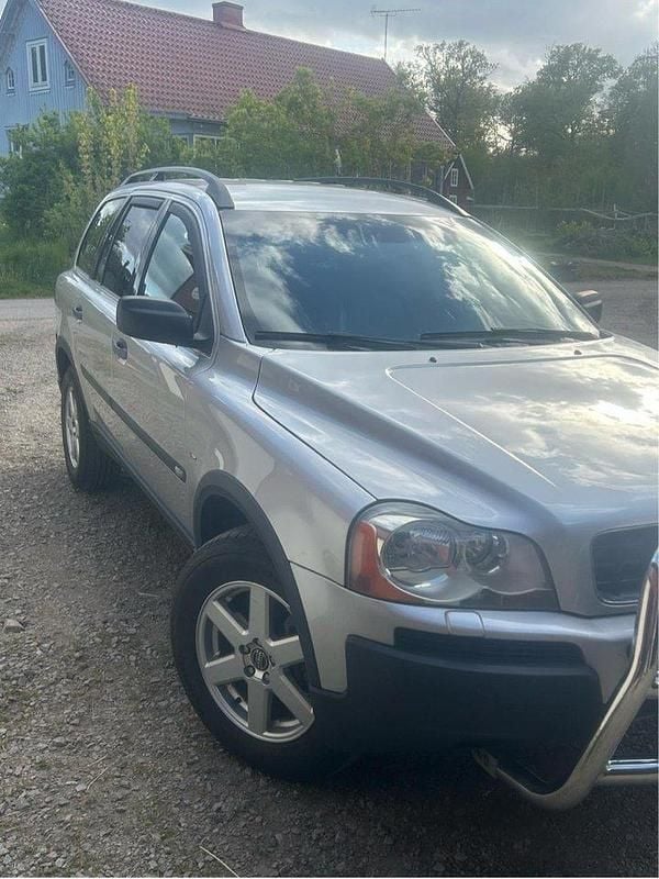 Grå Begagnad 2005 Volvo XC90 Momentum SUV | 95 000 kr (Dyr) - Bild 1/4