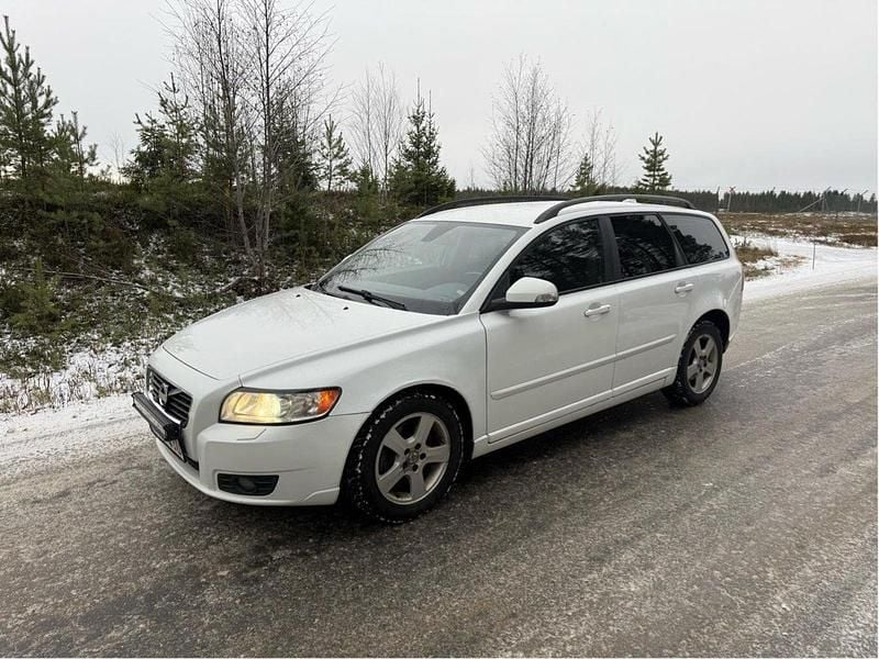 Vit Begagnad 2011 Volvo V50 Momentum Kombi | 39 000 kr (Bra pris) - Bild 1/3