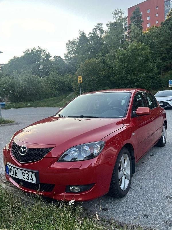 Röd Begagnad 2005 Mazda 3 Inclusive Halvkombi | 55 000 kr (Marknadspris) - Bild 1/4