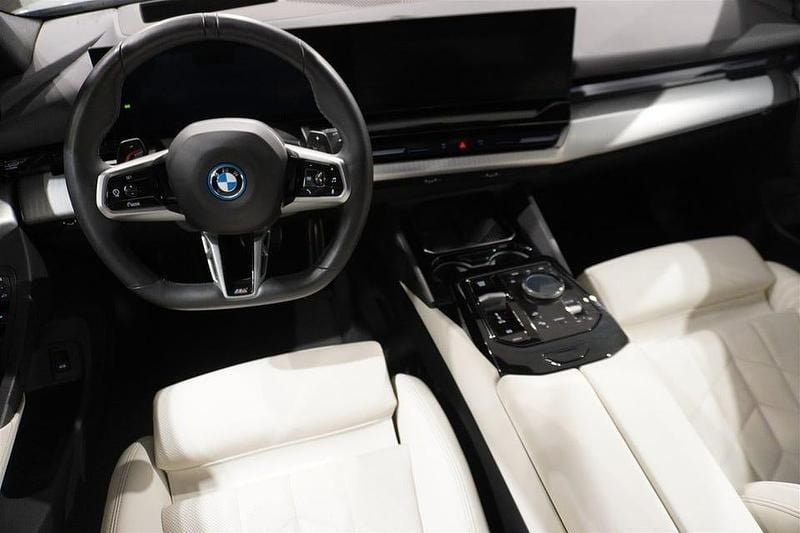 Begagnad BMW 530 M Sport 190 HK (139 kW) 2025 M brooklyn grey metallic Kombi