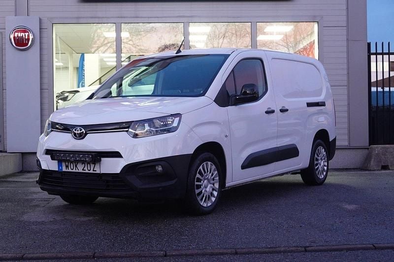 Vit Begagnad 2023 Toyota Proace City City Van | 194 875 kr (Marknadspris) - Bild 1/4