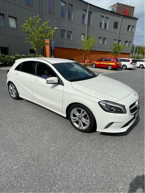Vit Begagnad 2016 Mercedes A180 Halvkombi | 110 000 kr (Marknadspris) - Bild 1/4
