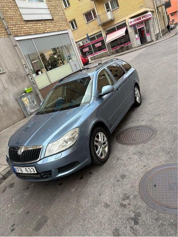 Grå Begagnad 2010 Skoda Octavia Ambiente Kombi | 30 000 kr (Superpris) - Bild 1/4