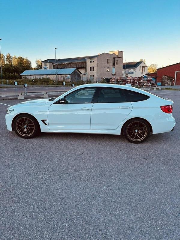 Vit Begagnad 2019 BMW 320 Gran Turismo M Sport Halvkombi | 195 000 kr (Lite dyr) - Bild 1/4
