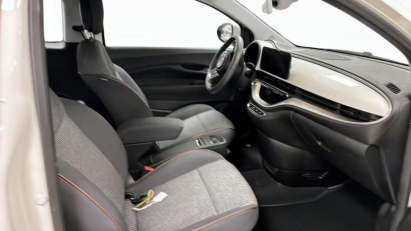 Begagnad Fiat 500e Icon 86 kW (118 HK) 2022 Vit Halvkombi