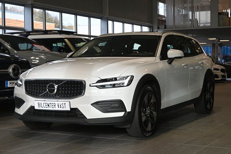 Vit Begagnad 2021 Volvo V60 CC Kombi | 289 000 kr (Marknadspris) - Bild 1/4