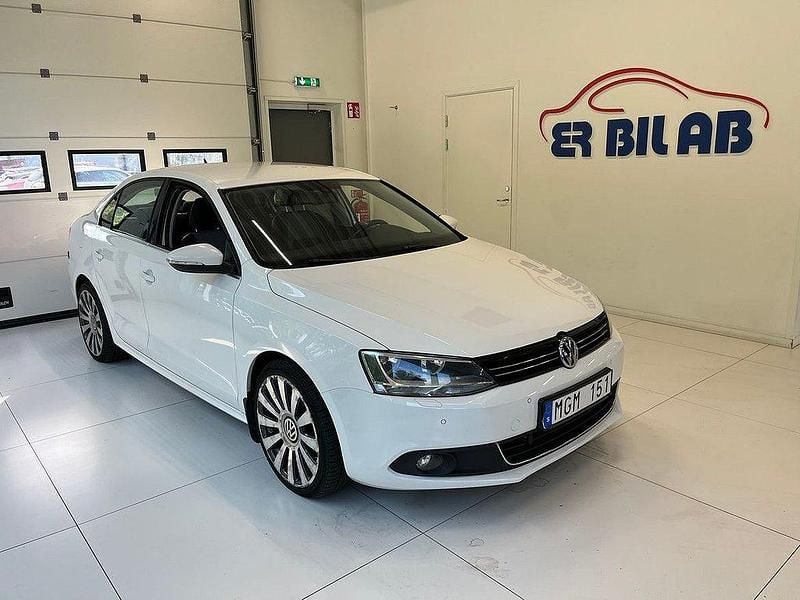 Vit Begagnad 2011 VW Jetta Sedan | 84 900 kr (Marknadspris) - Bild 1/4