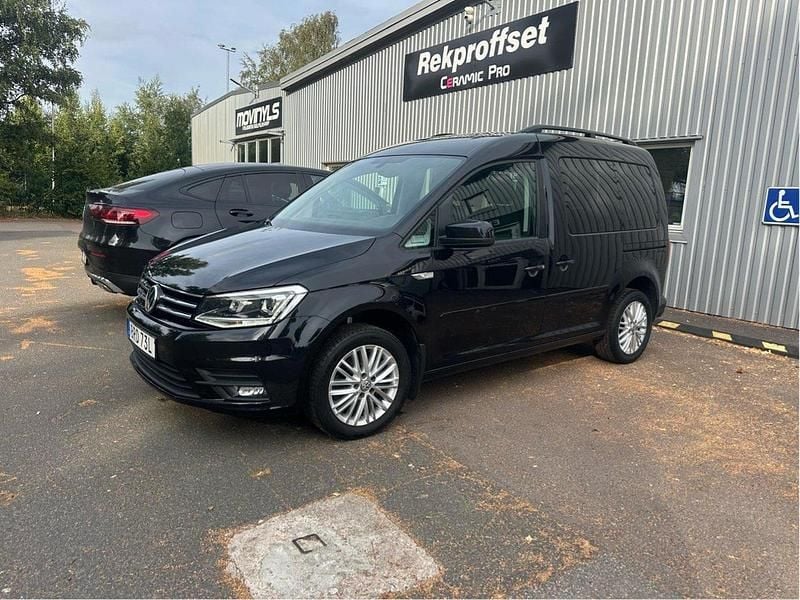 Svart Begagnad 2020 VW Caddy Comfortline Minibuss | 254 000 kr (Marknadspris) - Bild 1/4