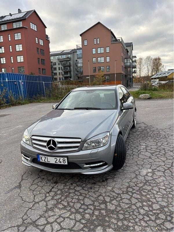 Silver Begagnad 2011 Mercedes C180 AMG Sedan | 92 000 kr (Superpris) - Bild 1/4