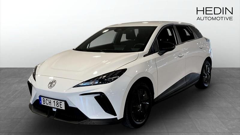 Vit (white) Begagnad 2023 MG MG4 EV Halvkombi | 254 900 kr - Bild 1/4
