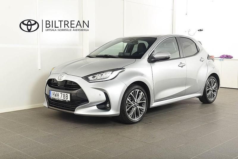 Silver Begagnad 2024 Toyota Yaris Hybrid Style Halvkombi | 279 900 kr (Marknadspris) - Bild 1/4