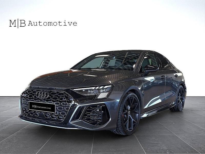 Grå Begagnad 2024 Audi RS3 Design Sedan | 659 900 kr (Marknadspris) - Bild 1/4