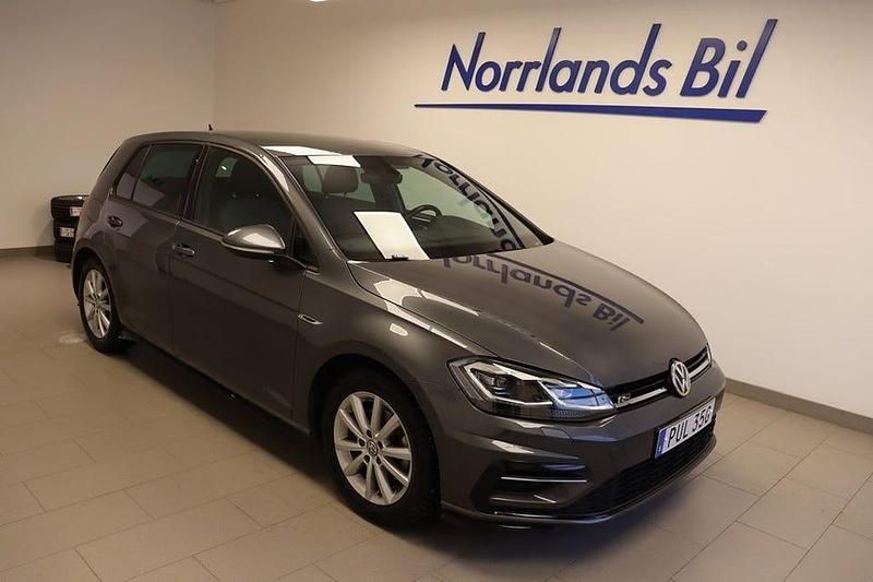 Indium grey metallic Begagnad 2020 VW Golf VII R-line Halvkombi | 239 900 kr (Marknadspris) - Bild 1/4