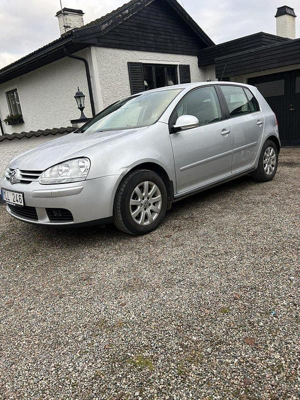 Silver Begagnad 2008 VW Golf Trendline Halvkombi | 34 000 kr (Marknadspris) - Bild 1/4