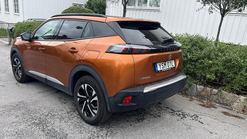 Orange Begagnad 2022 Peugeot e-2008 Allure SUV | 179 000 kr (Bra pris) - Bild 1/4
