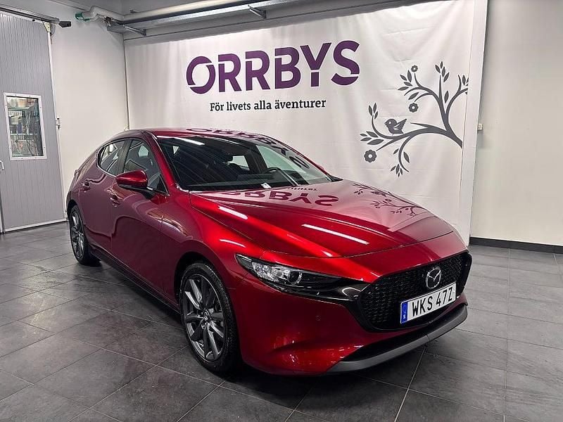 Röd Begagnad 2024 Mazda 3 Halvkombi | 329 500 kr (Marknadspris) - Bild 1/4