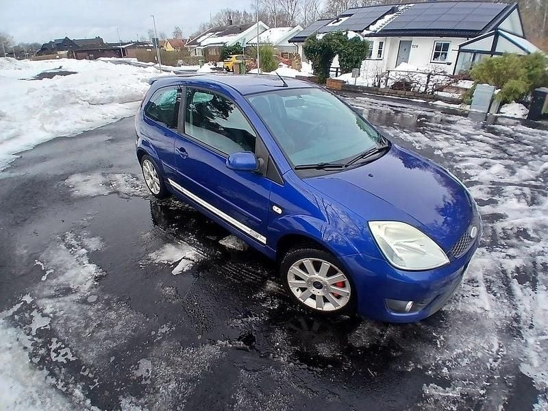 Begagnad Ford Fiesta ST 150 HK (110 kW) 2005 Blå Halvkombi