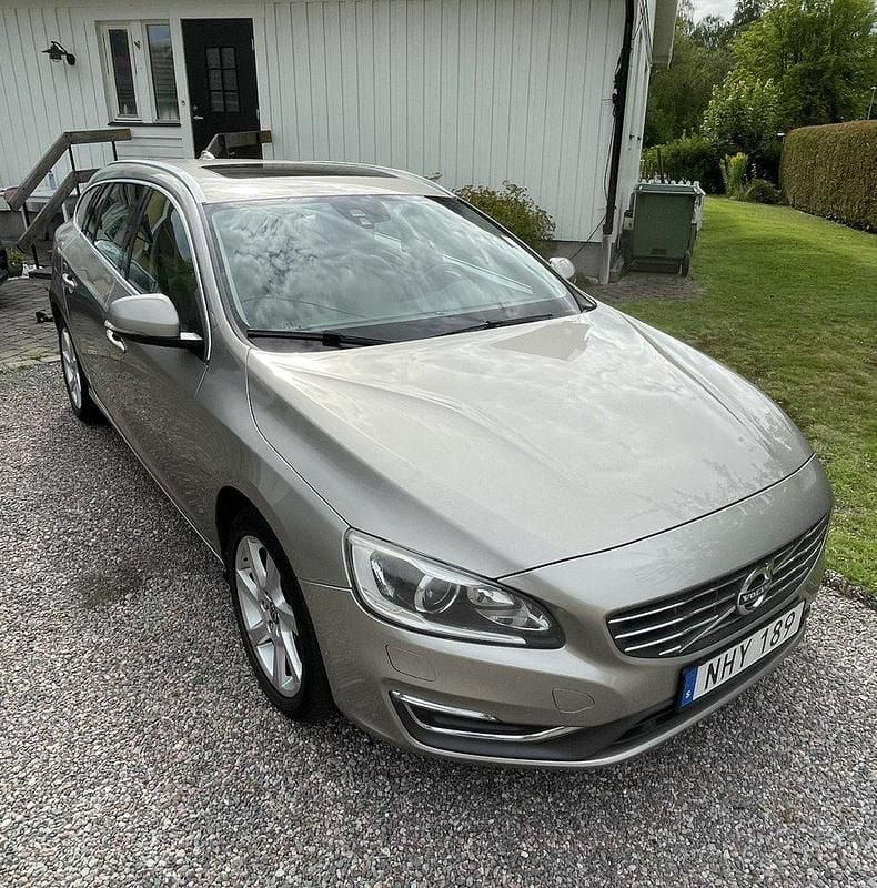Brun Begagnad 2014 Volvo V60 Summum Kombi | 85 000 kr (Bra pris) - Bild 1/4