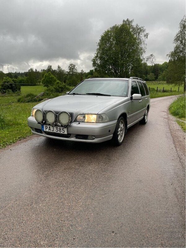 Grå Begagnad 2000 Volvo V70 Kombi | 20 000 kr (Marknadspris) - Bild 1/4