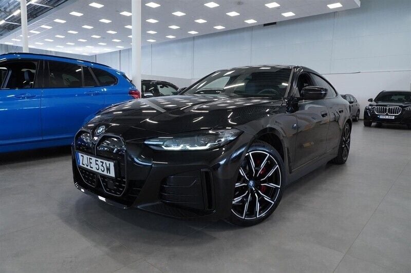 Svart Begagnad 2023 BMW i4 M Sport Sedan | 559 900 kr (Marknadspris) - Bild 1/4