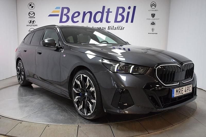 Sophisto grey brilliant effect Begagnad 2025 BMW 550e Comfort Edition Kombi | 959 500 kr (Marknadspris) - Bild 1/3