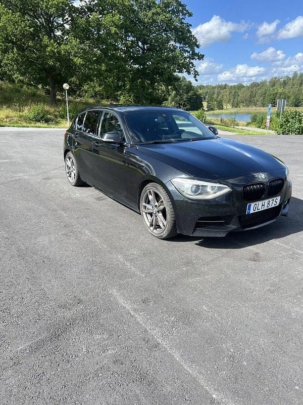 Svart Begagnad 2013 BMW M135 Halvkombi | 160 000 kr (Marknadspris) - Bild 1/4