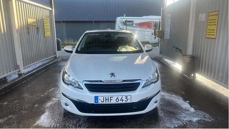 Vit Begagnad 2014 Peugeot 308 Active Halvkombi | 59 000 kr (Marknadspris) - Bild 1/4