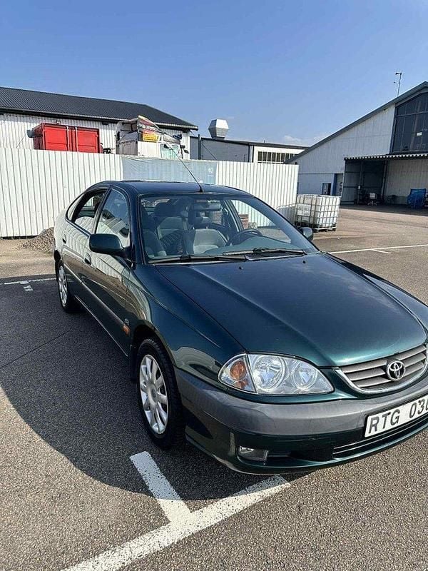 Grön Begagnad 2000 Toyota Avensis Halvkombi | 22 500 kr (Marknadspris) - Bild 1/4
