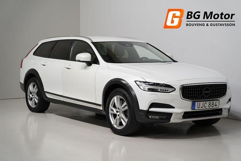 Vit Begagnad 2018 Volvo V90 CC Momentum Kombi | 229 900 kr (Bra pris) - Bild 1/3