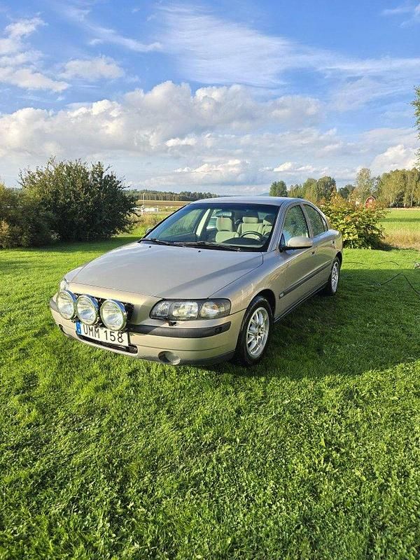 Brun Begagnad 2004 Volvo S60 Sedan | 6 800 kr (Bra pris) - Bild 1/4