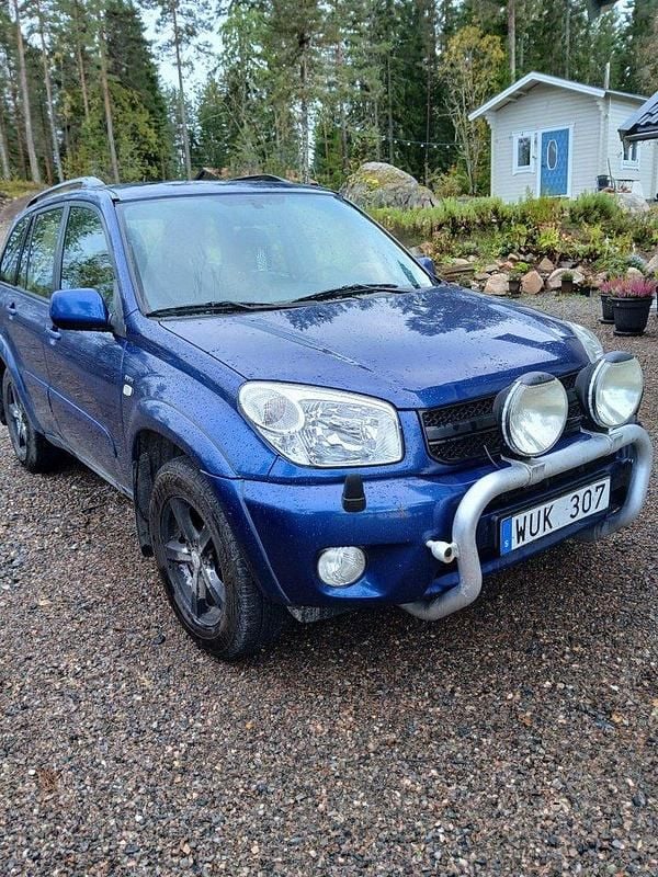 Blå Begagnad 2005 Toyota RAV4 SUV | 50 000 kr (Dyr) - Bild 1/4