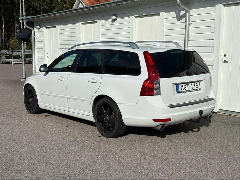 Vit Begagnad 2012 Volvo V50 Kinetic Kombi | 58 500 kr (Marknadspris) - Bild 1/4