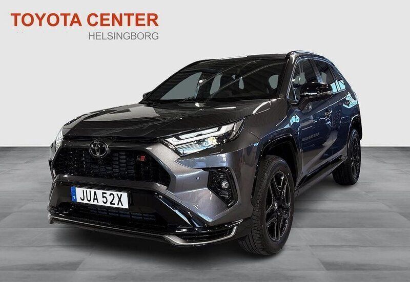 Mörkgrå Ny 2024 Toyota RAV4 Hybrid Sport SUV | 597 900 kr (Dyr) - Bild 1/4