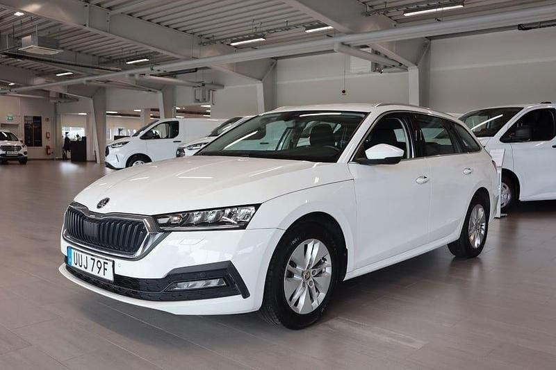 Vit Begagnad 2022 Skoda Octavia Kombi | 224 800 kr (Marknadspris) - Bild 1/4