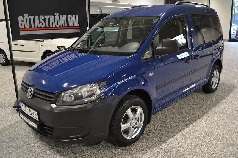 Mörkblå (indian blue med klarlack) Begagnad 2013 VW Caddy Life Minibuss | 65 000 kr (Marknadspris) - Bild 1/4