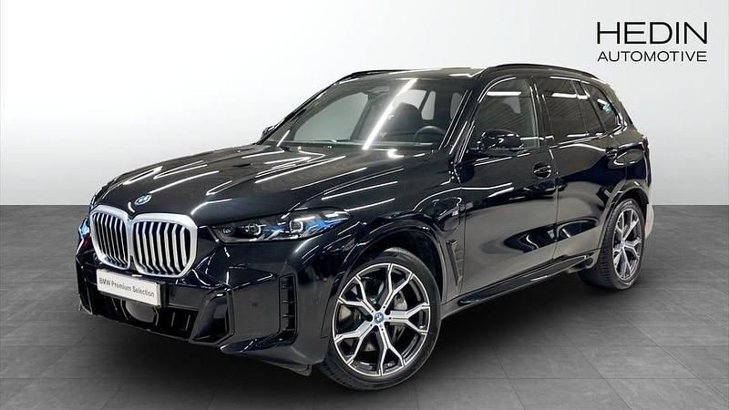 Svart Begagnad 2025 BMW X5 Comfort Edition SUV | 948 700 kr - Bild 1/4