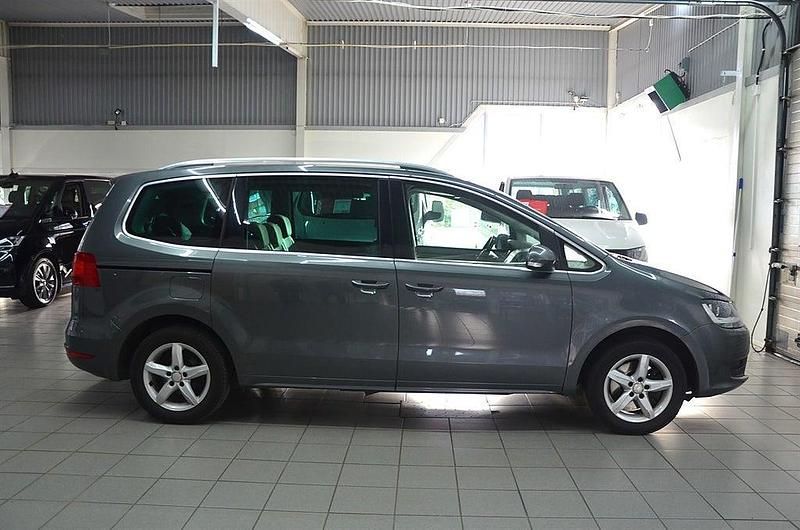 Begagnad VW Sharan 140 HK (102 kW) 2013 Grå Minibuss
