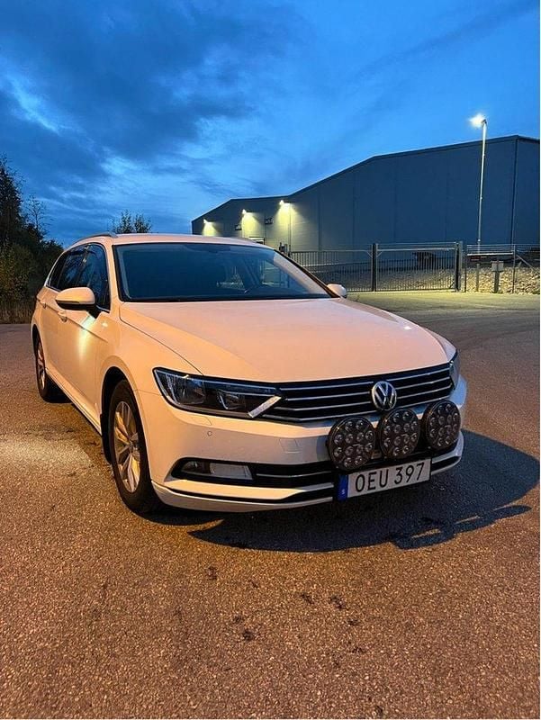 Vit Begagnad 2018 VW Passat Kombi | 145 000 kr (Bra pris) - Bild 1/4