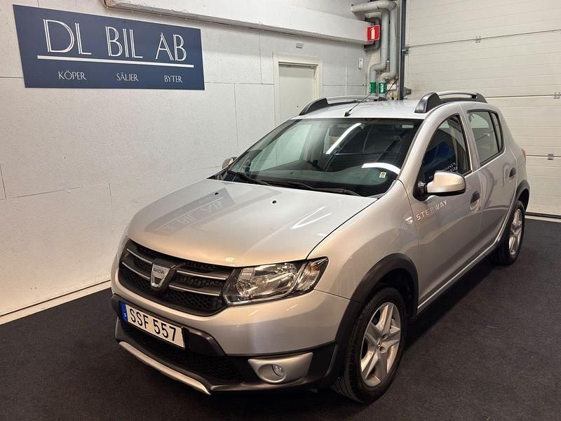 Silver Begagnad 2015 Dacia Sandero Stepway Halvkombi | 64 900 kr (Marknadspris) - Bild 1/4