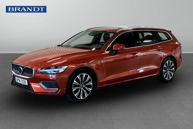 Begagnad Volvo V60 Core 355 HK (261 kW) 2023 Röd Kombi