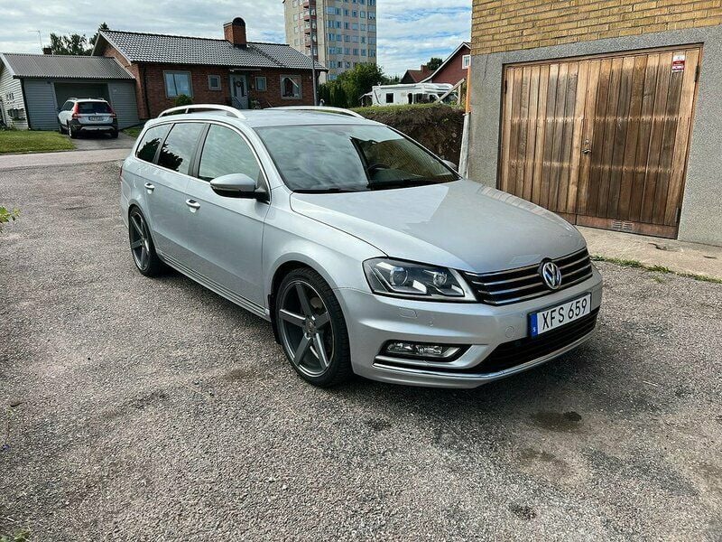 Silver Begagnad 2013 VW Passat Sport Kombi | 104 900 kr (Marknadspris) - Bild 1/4