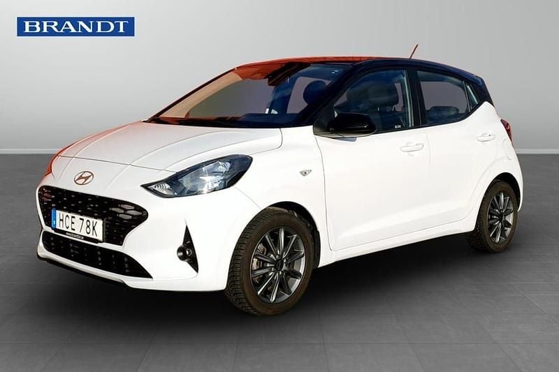 Vit Begagnad 2024 Hyundai i10 Halvkombi | 149 900 kr (Marknadspris) - Bild 1/4