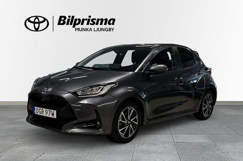 Mörkgrå (grå) Begagnad 2022 Toyota Yaris Hybrid Active Halvkombi | 219 900 kr (Marknadspris) - Bild 1/3