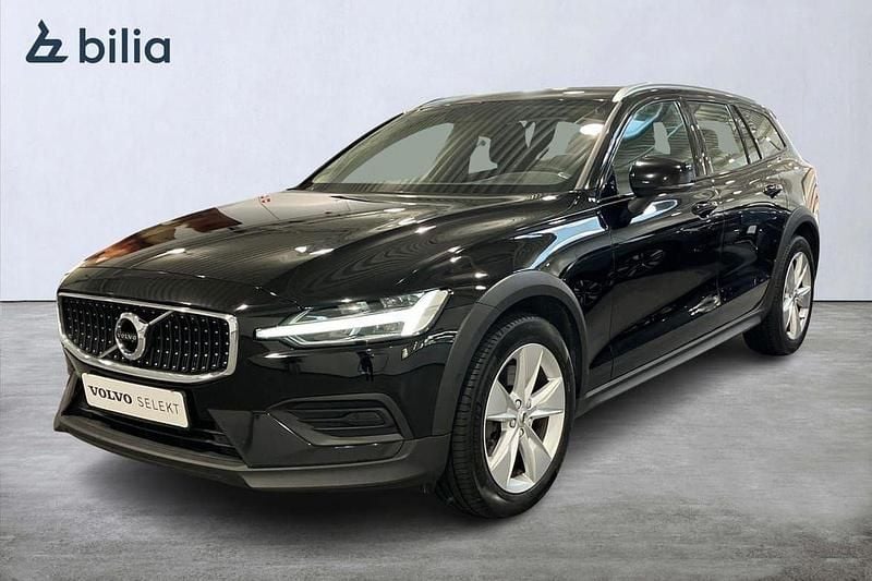 Svart Begagnad 2022 Volvo V60 CC Kombi | 349 900 kr (Marknadspris) - Bild 1/3