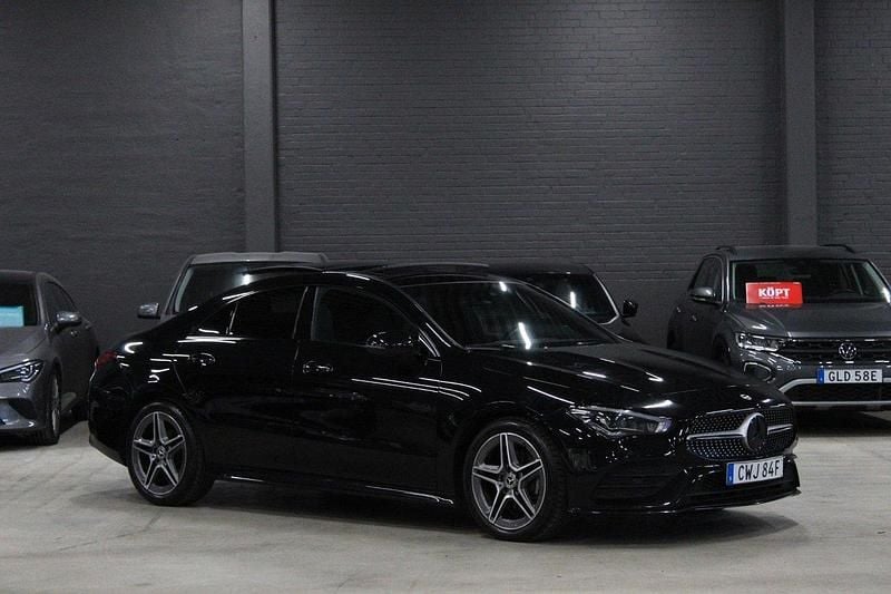 Svart (svart metallic) Begagnad 2022 Mercedes CLA180 AMG Sedan | 319 900 kr (Marknadspris) - Bild 1/4