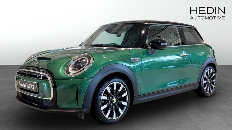 Grön (green) Begagnad 2022 Mini Cooper SE Halvkombi | 218 700 kr (Bra pris) - Bild 1/4