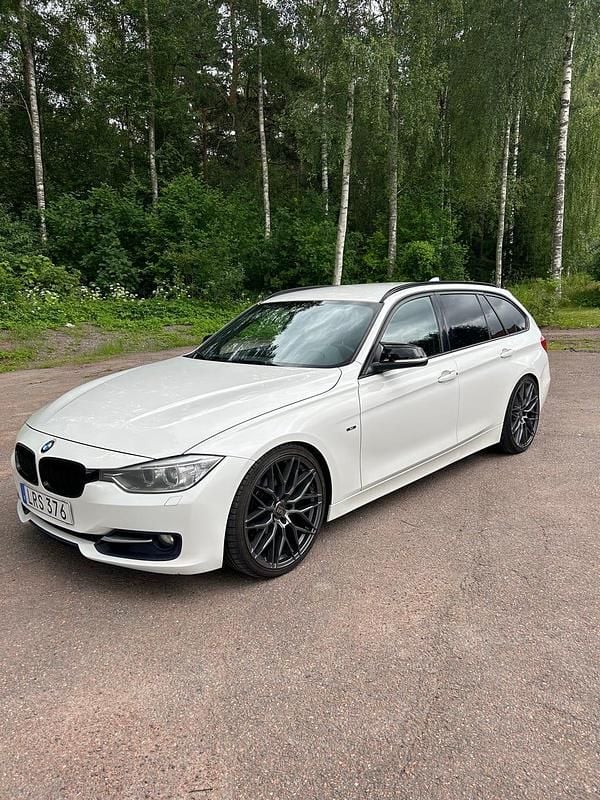 Begagnad 2013 BMW 328 Kombi | 135 000 kr (Superpris) - Bild 1/4