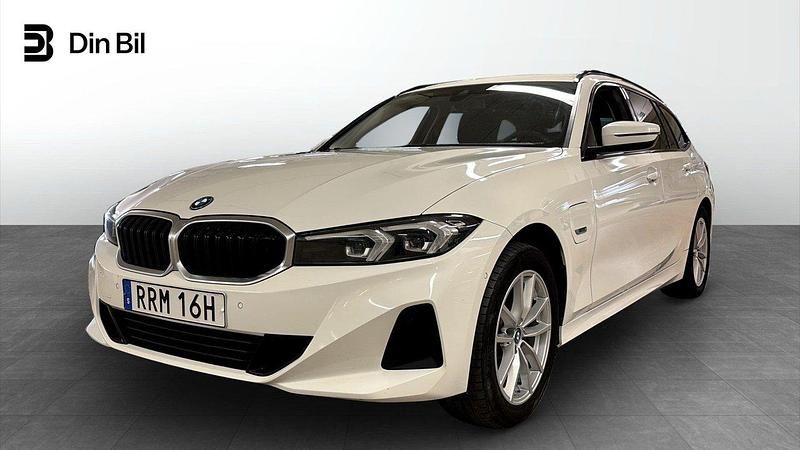 Vit Begagnad 2022 BMW 330e Kombi | 334 500 kr (Lite dyr) - Bild 1/4