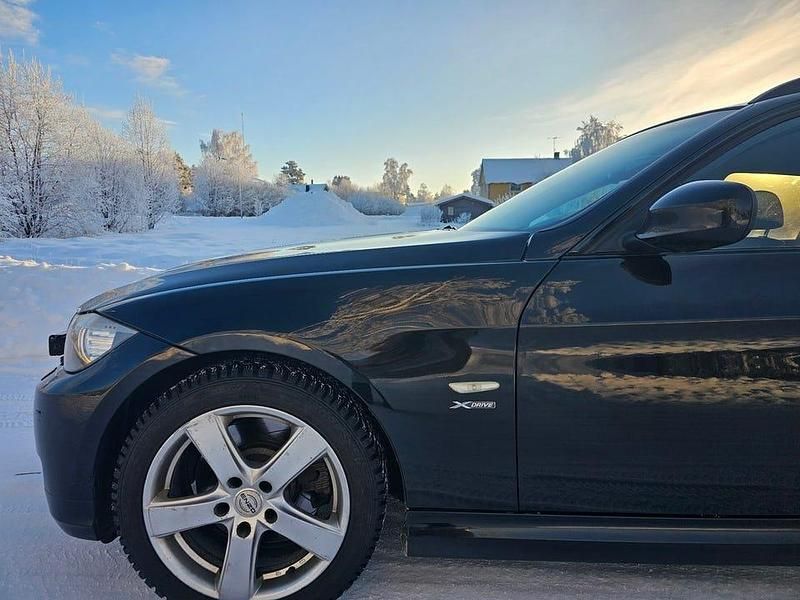 Begagnad BMW 325 218 HK (160 kW) 2009 Svart Kombi